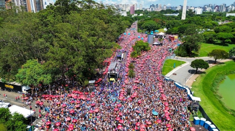 Público lota os blocos de Pabllo Vittar e Michel Teló, em São Paulo