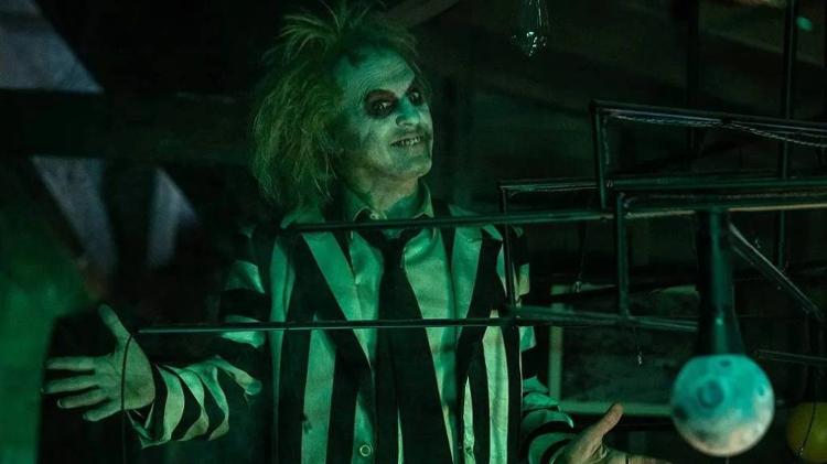 Michael Keaton em cena de "Os Fantasmas Ainda se Divertem: Beetlejuice Beetlejuice", de Tim Burton 