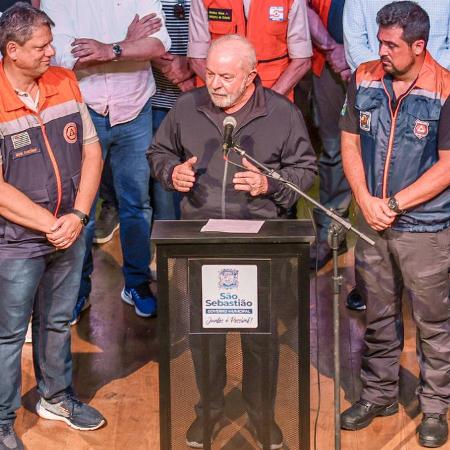 Tarcísio de Freitas (Republicanos), Lula (PT) e o prefeito Felipe Augusto (PSDB) em pronunciamento sobre as chuvas no litoral de SP - Ricardo Stuckert/PR