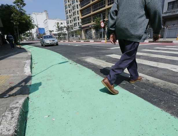 Exclusiva para pedestres, a faixa verde servirá como uma extensão da calçada na avenida Liberdade - Moacyr Lopes Junior/Folhapress