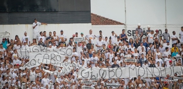 Torcida do Santos protesta contra a TV Globo e contra o preço dos ingressos nas arquibancadas da Vila Belmiro no clássico contra o Corinthians pelo Paulistão - Ronny Santos/Folhapress - Ronny Santos/Folhapress
