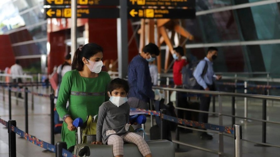25.mai.2020 - Passageiros usando máscaras durante a reabertura do Aeroporto Internacional Indira Gandhi, na Índia - Anadolu Agency via Getty Images