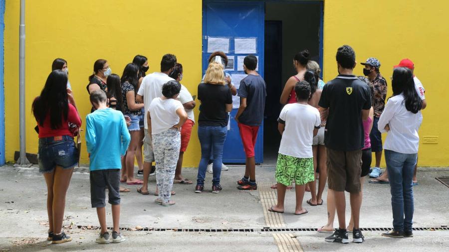 Pais formam fila para sanar dúvidas na E.E. Professora Apparecida Rahal, na zona leste, no primeiro dia de volta às aulas nas escolas da rede pública estadual de São Paulo - Rivaldo Gomes/Folhapress