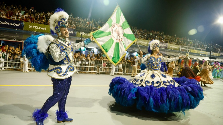Casal de mestre-sala e porta-bandeira da X-9 Paulistana, campeã do Grupo de Acesso 2, no Desfile das Campeãs do Carnaval de São Paulo de 2024