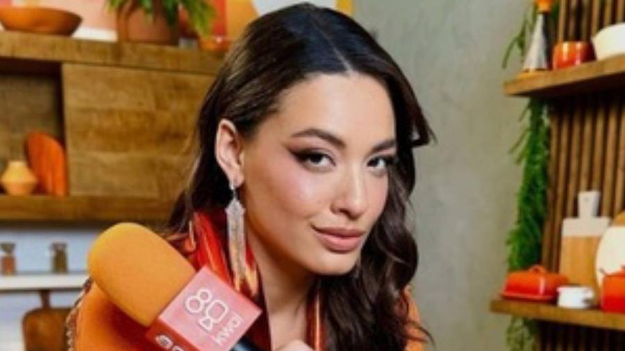 Beatriz Reis como apresentadora do reality show Kwai Chef exibido na rede social Kwai