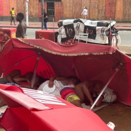 Vendedores de bebidas descansam entre um turno e outro do Carnaval de Salvador Vendedores de bebidas descansam entre um turno e outro do Carnaval de Salvador