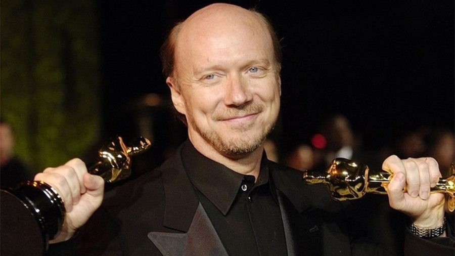 O diretor Paul Haggis posa com dois Oscars vencidos por Crash em 2006 - Getty Images