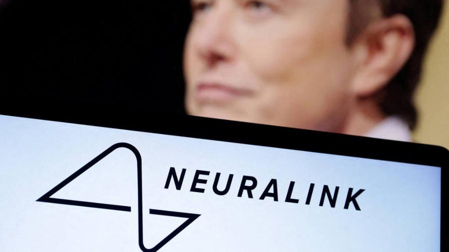 Logo da Neuralink à frente de retrato de Elon Musk
