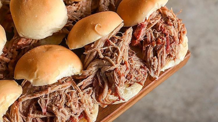 Aprenda a fazer o pulled pork, carne de porco desfiada ao estilo ...