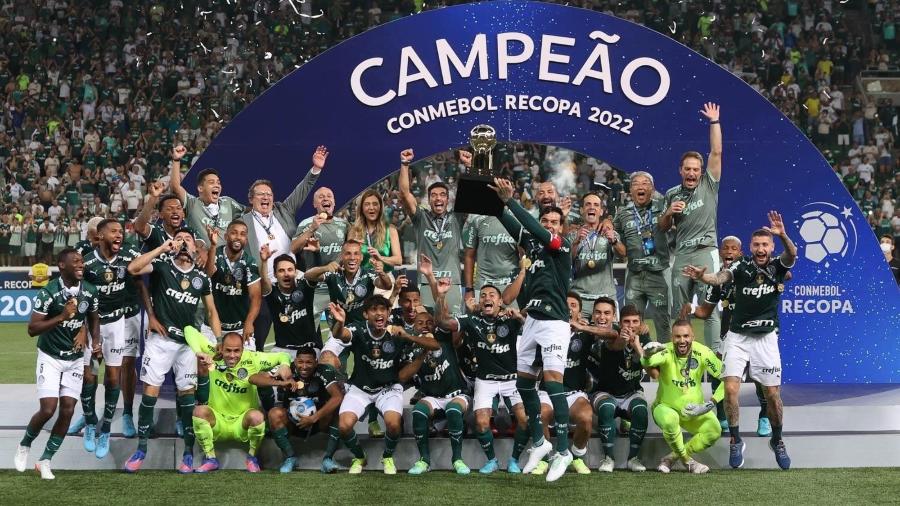 Zagueiro e capitão, Gustavo Gómez levanta a taça após o Palmeiras conquistar o título da Recopa Sul-Americana - Cesar Greco / Palmeiras / Divulgação