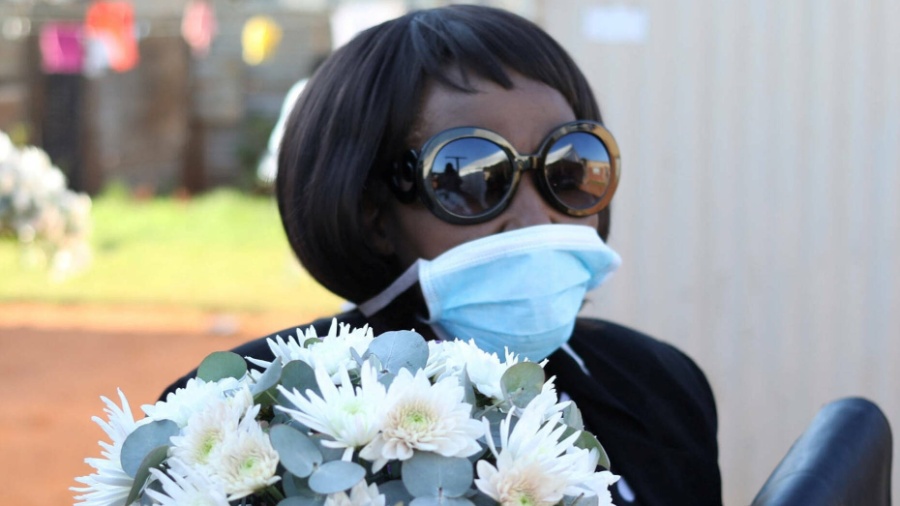Funeral em Soweto, na África do Sul, durante a pandemia de coronavírus  - Siphiwe Sibeko -24.abr.2020 /Reuters
