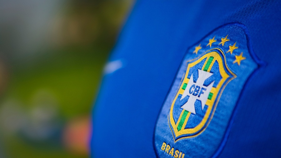 Logo da CBF, a Confederação Brasileira de Futebol, em uniforme de treino da seleção brasileira - iStock