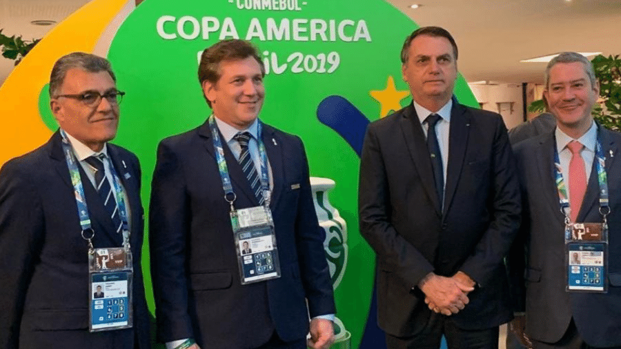 Bolsonaro com a cartolagem do futebol, no Morumbi, acompanhando a estreia do Brasil na Copa América-2019 - Reprodução/Twitter