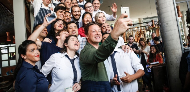 Jamie Oliver faz selfie com funcionários de seu restaurante em São Paulo - Lucas Lima/UOL