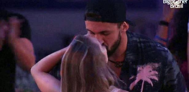 BBB 21: Beijo de Arthur e Carla Diaz