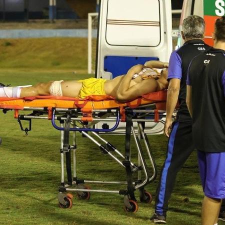 Ramon, goleiro do Grêmio Anápolis, foi atingido por um tiro durante jogo contra o Centro Oeste