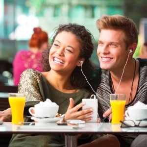 restaurante, lanchonete, casal, música, fones de ouvido, getty images - Getty Images - Getty Images