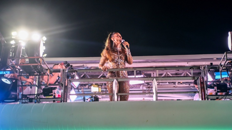 Ivete sobe ao trio para explicar sobre o atraso no circuito Barra-Ondina em Salvador