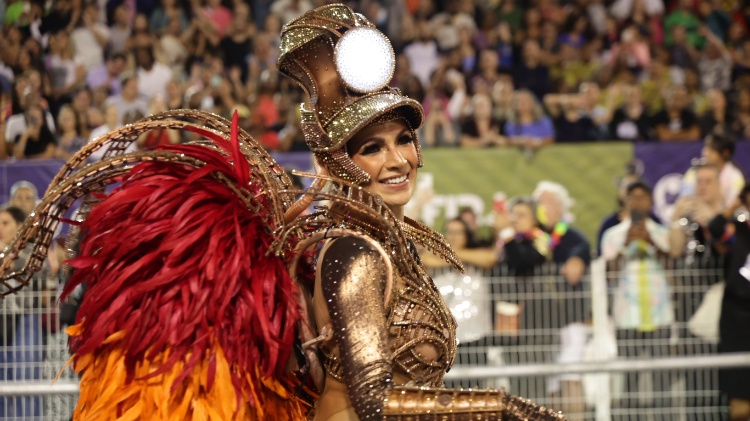 Aline Oliveira, rainha de bateria da Mocidade Alegre, no Desfile das Campeãs do Carnaval de São Paulo de 2024