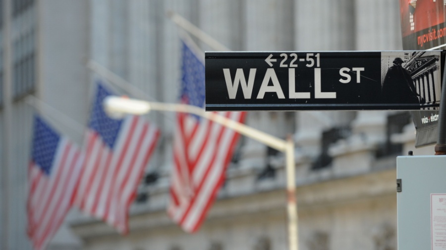 Wall Street, tradicional centro financeiro, em frente à Dow Jones Bolsa de Valores de Nova York, nos Estados Unidos - Por Chuck Mikolajczak