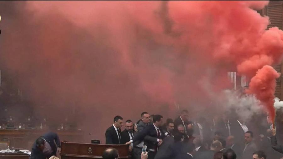 Trecho de vídeo que mostra sinalizadores acesos durante confusão no Parlamento da Sérvia, em Belgrado Trecho de vídeo que mostra sinalizadores acesos durante confusão no Parlamento da Sérvia, em Belgrado