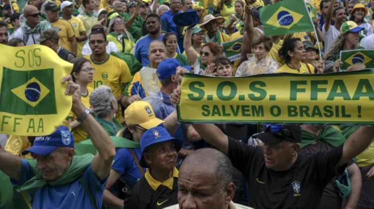 Manifestação de apoiadores de Bolsonaro em frente a quartel do Exército