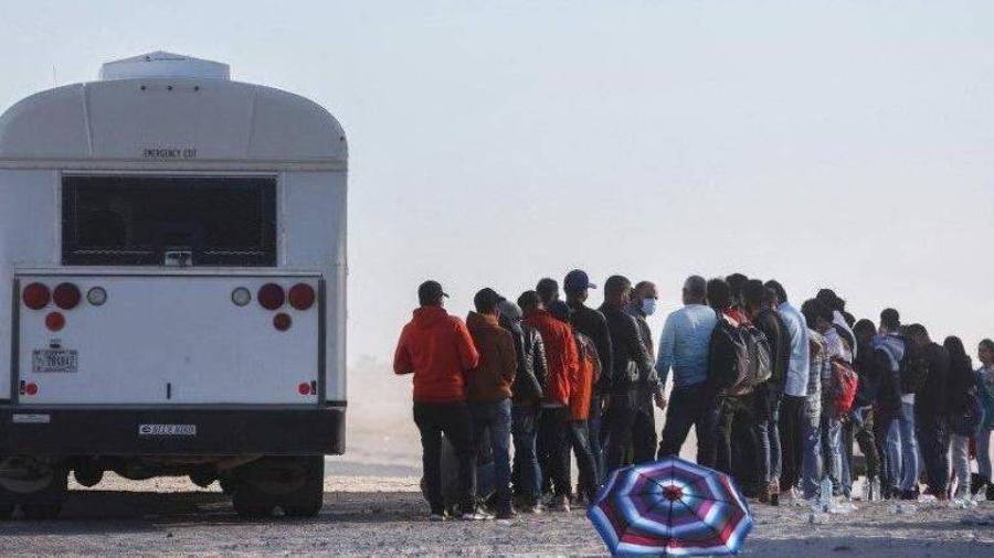 Um ônibus da patrulha de fronteira dos Estados Unidos leva os migrantes a um centro de processamento