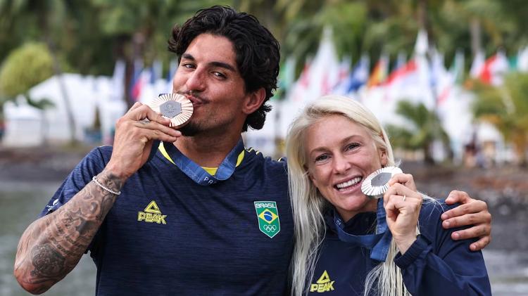 Gabriel Medina e Tatiana Weston-Webb, medalhista de bronze e prata, respectivamente, no surfe nos Jogos Olímpicos de Paris