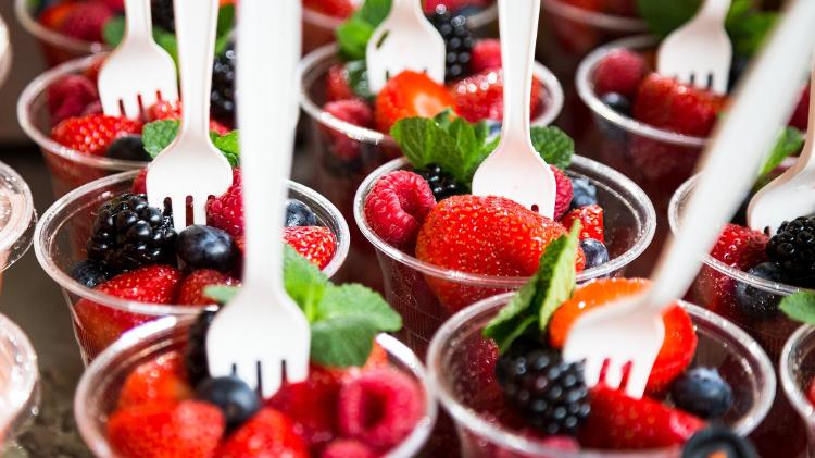 Lanchinhos com frutas, por exemplo, ajudam a segurar a saúde na folia - Getty Images