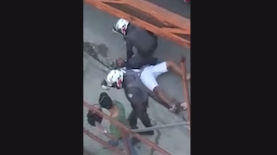 PM deixa homem desacordado após abordagem violenta em Carapicuíba - Reprodução/YouTube
