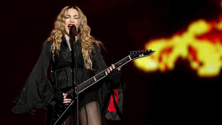 Madonna em apresentação da 'Rebel Heart Tour', em Paris