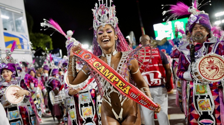 Erika Januza, rainha da Viradouro, mostra a faixa de campeã