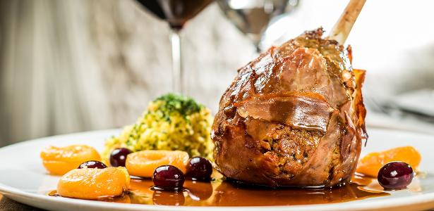 Inove na ceia | Receita de Natal: coxas de peru recheadas com couscous mediterrâneo