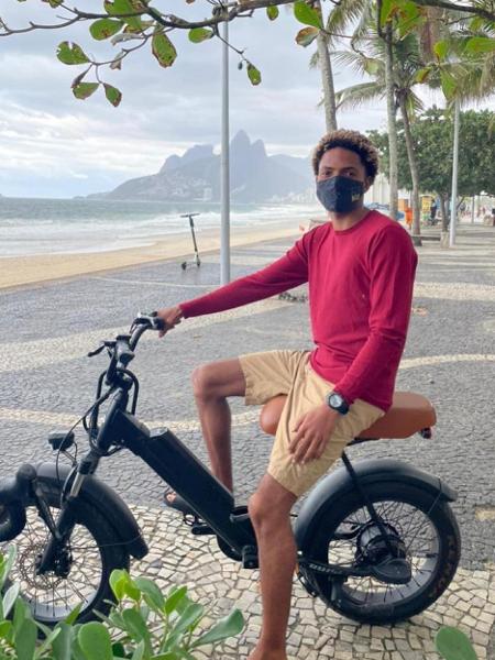 O instrutor de surfe Matheus Ribeiro foi acusado por um casal de jovens de ter roubado a propria bicicleta pela qual pagou  - Divulgação