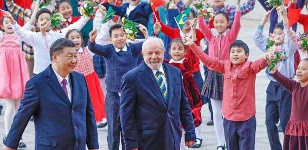 Lula caminha ao lado do líder chinês, Xi Jinping, durante visita a Pequim