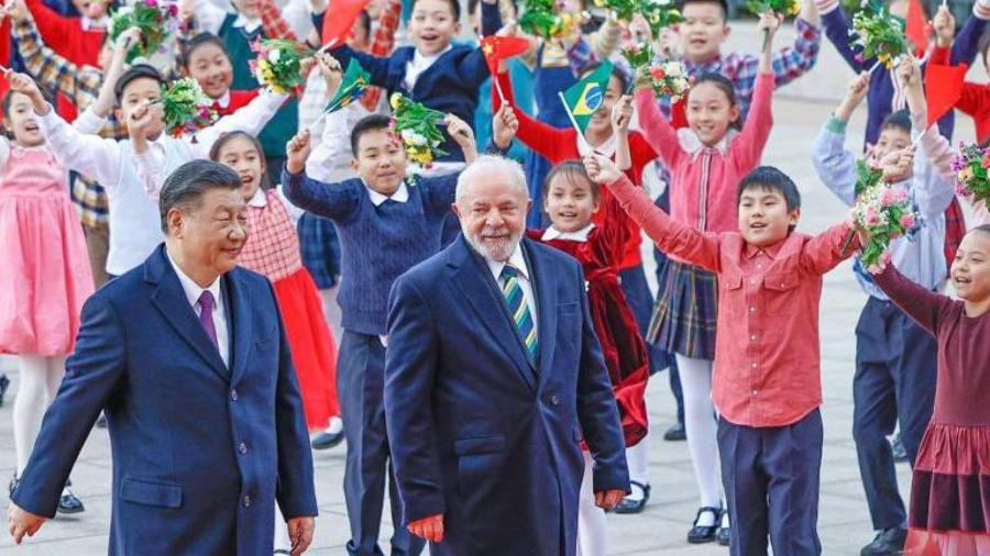 Lula caminha ao lado do líder chinês, Xi Jinping, durante visita a Pequim - Ricardo Stuckert/PR/Divulgação
