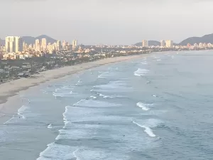 Turista estrangeiro é baleado na perna durante assalto em praia no Guarujá