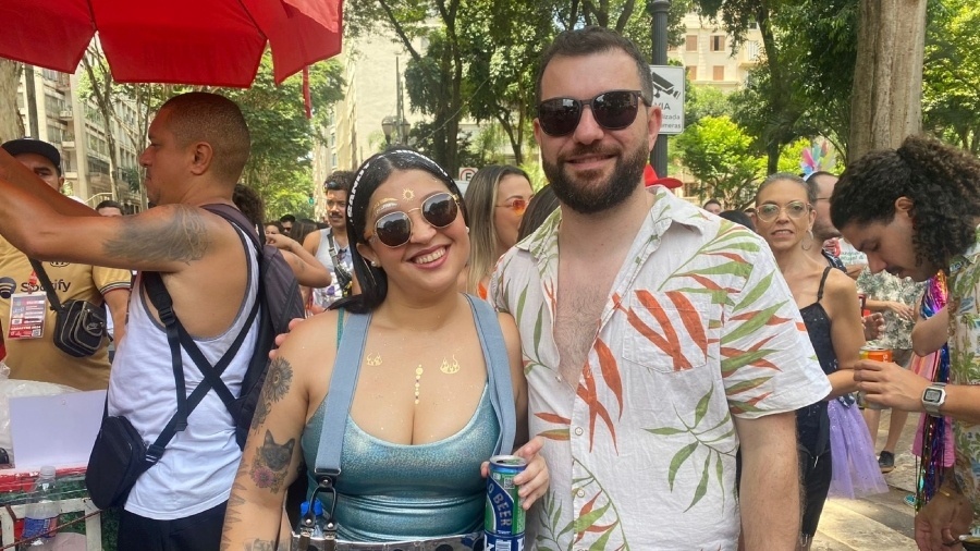 Talita Breve e o marido, Bruno Dias, curtem o bloco ?Samby e Junior? 