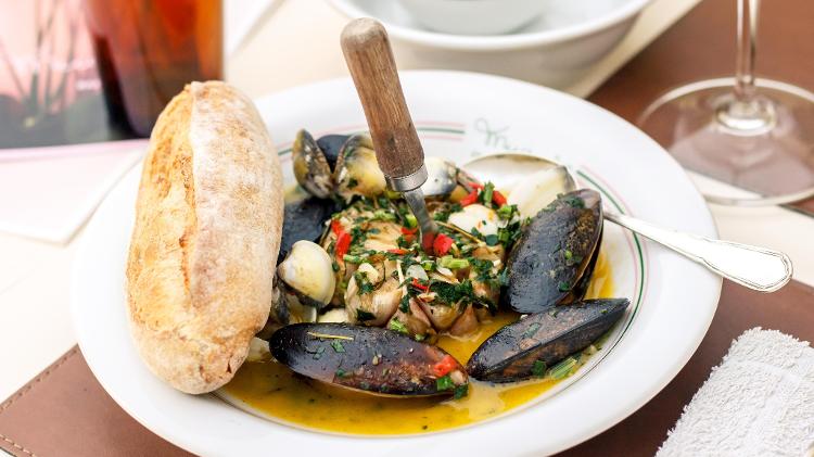 Conchas do mar com alho assado, do Muquifo - Gustavo Steffen 
