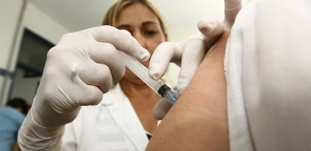 Auxiliar de enfermagem Aparecida Lima vacina mulher contra o virus H1N1 em clínica de Ribeirão Preto (SP) - Edson Silva/ Folha Imagem