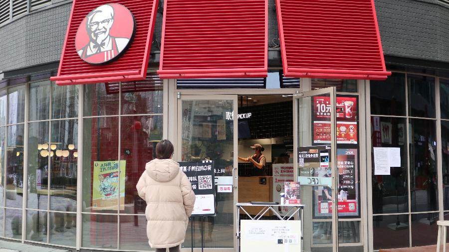 Cliente faz pedido do lado de fora de restaurante de rede KFC - Reuters