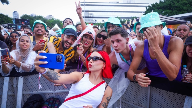 A cantora Priscilla Alcântara posa com fãs durante show da Anitta