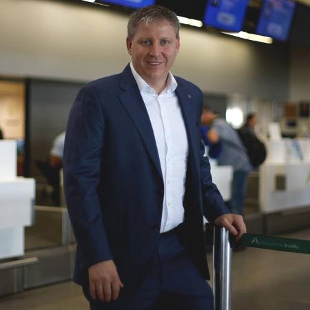 O CEO da companhia aérea Azul, John Rodgerson, no aeroporto de Brasília