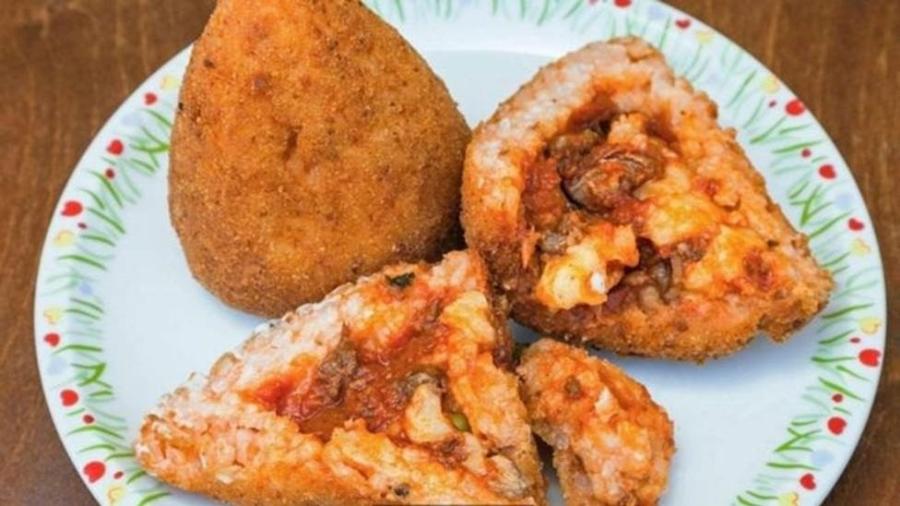 Arancini (ou arancine) são bolas de arroz fritas e recheadas com carne ou legumes - Valery Voennyy/Alamy/BBC