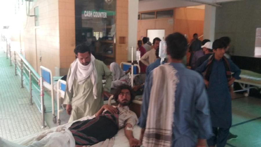 29.set.23 - As vítimas são tratadas no hospital Mastung, após um ataque suicida mortal em uma reunião religiosa na província do Baluchistão, Paquistão