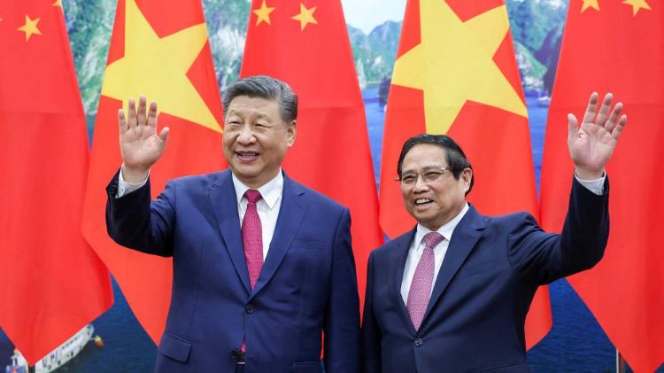Líder chinês Xi Jinping (à esq.) e o primeiro-ministro do Vietnã Pham Minh Chinh durante visita de autoridades chinesas em Hanói Líder chinês Xi Jinping (à esq.) e o primeiro-ministro do Vietnã Pham Minh Chinh durante visita de autoridades chinesas em Hanói