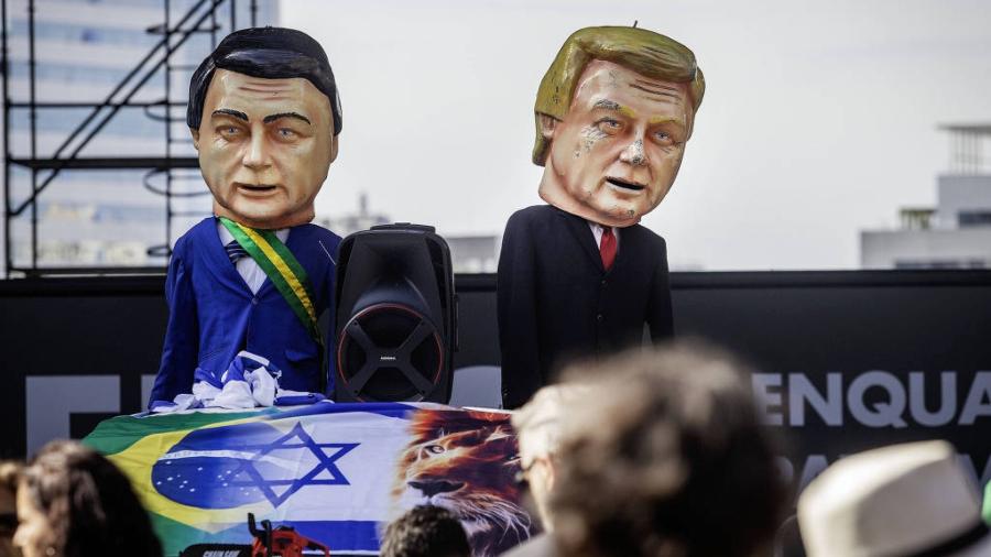 Bonecos de Jair Bolsonaro e Donald Trump em ato esvaziado organizado por bolsonaristas na Avenida Paulista, no domingo (14)