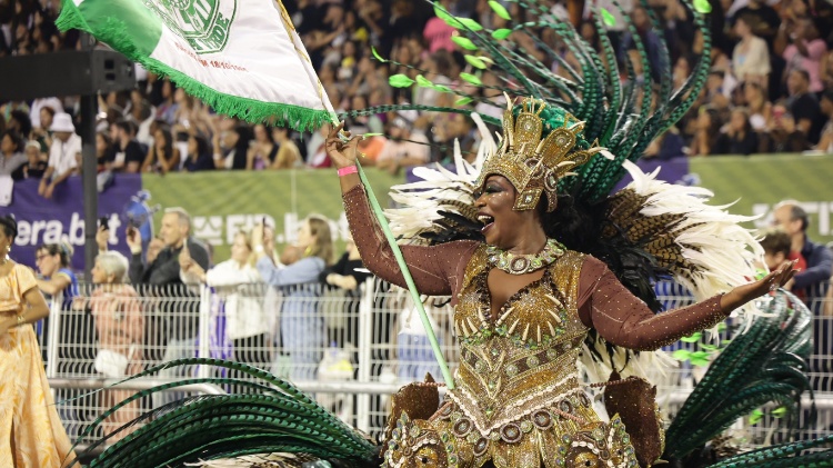 Porta-bandeira da Mancha Verde no Desfile das Campeãs do Carnaval de São Paulo de 2024