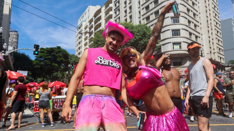 Fantasias de Barbie marcaram presença no Bloco Tarado Ni Você, em São Paulo