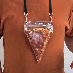 Porta-pizza de pescoço inventado por americanos - Divulgação/Stupidiotic